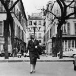Alba de Céspedes a passeggio per una piazzetta della capitale francese nel maggio 1958